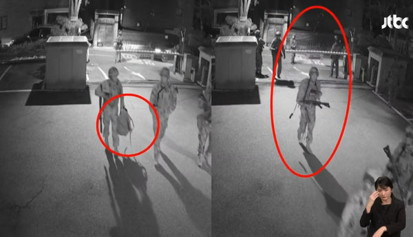 4일 새벽 중앙선관위 과천 청사 등에 투입된 계엄군들이 뭔가를 손에 들고 선관위 청사를 나오고 있다. (사진=jtbc방송 화면 캡처)