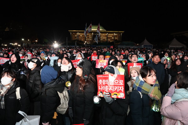 7일 국민의힘 의원들의 표결 불참으로 윤석열 탄핵소추안 의결이 무산되자, 국회앞에 운집한 시민들이 허탈한 표정과 함께 탄식하고 있다. (사진=연합뉴스)