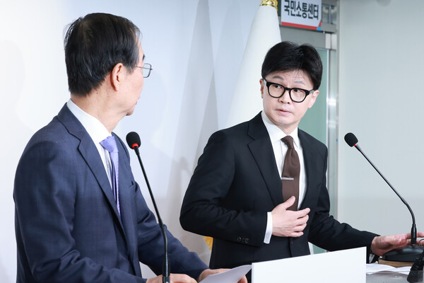 한동훈 국민의힘 대표가 8일 오전 한덕수 국무총리와  서울 여의도 국민의힘 당사에서 국정 수습 방안을 담은 공동 담화문 발표를 준비하고 있다. (사진=연합뉴스)