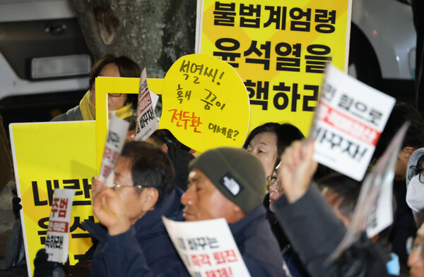 11일 오후 제주시청 민원실 앞 도로에서 열린 집회에 나온 시민들이 윤석열 즉각 퇴진 을 요구하고 있다.(사진=연합뉴스)
