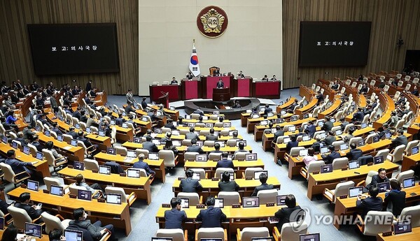 13일 국회 본회의에서  대통령 윤석열에 대한 탄핵소추안이 보고되고 있다. (사진=연합뉴스)