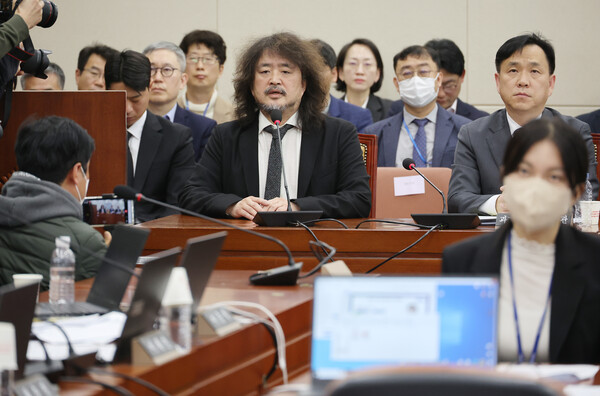  13일 국회 과방위의 윤석열 내란 사태와 관련한 긴급 현안질의에서 김어준 씨가 답변하고 있다. (사진=연합뉴스)