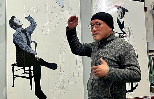 작품 설명하는 육근병 작가 / 제공 = 육근병