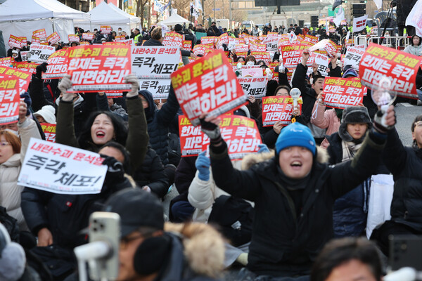 15일 오후 서울 광화문광장 인근에서 시민단체 촛불행동 주최로 열린 촛불집회에서 시민들이 윤석열 즉각 체포와 '윤석열 파면'을 촉구하고 있다. (사진=연합뉴스)