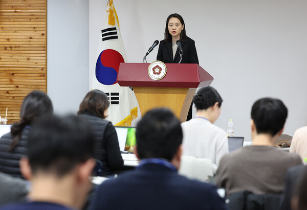이진 헌법재판소 공보관이 16일 서울 종로구 헌재 브리핑룸에서 윤석열 탄핵사건 심리 절차 등을 설명하고 있다. (사진=연합뉴스)