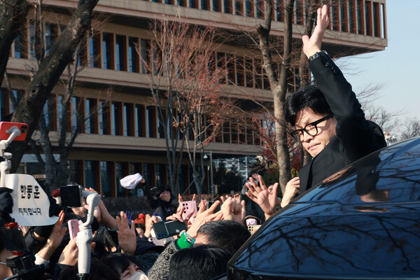 한동훈 국민의힘 대표가 16일 오전 국회에서 당대표 사퇴 기자회견을 마치고 이동하던 중 지지자들에게 손을 흔들어 인사하고 있다. (사진=연합뉴스) 