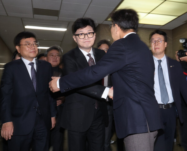 한동훈 국민의힘 대표가 16일 국회에서 당 대표 사퇴 기자회견을 하기 앞서 배웅나온 권성동 원내대표가 포옹을 하려 하자 거절하는 듯한 모습으로 회견장으로 향하고 있다. (사진=연합뉴스)