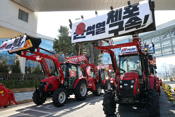 전국농민회총연맹 전봉준 투쟁단 소속 농민들이 19일 오후 정부세종청사 농림축산식품부 앞에서 트랙터를 몰고와 "윤석열 체포·구속 및 송미령 장관 탄핵·처벌"을 주장하는 시위를 하고 있다. (사진=연합뉴스)