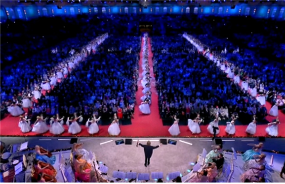 거대한 무도회장으로 변한 앙드레 류 오케스트라의 공연 모습. (마스트리흐트, 2024. 12)