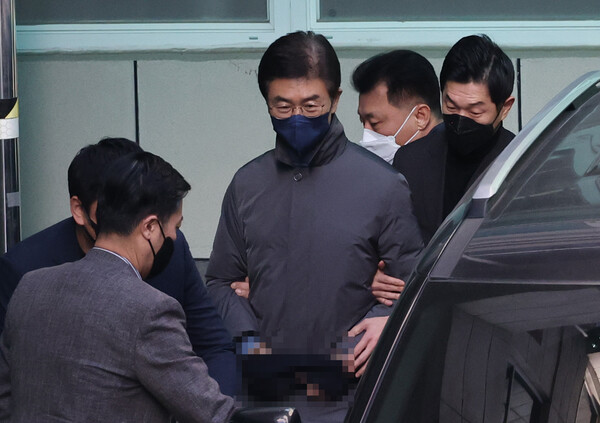  '12·3 비상계엄 사태'에 관여한 혐의로 구속된 김봉식 서울경찰청장이 20일 오전 서울 남대문경찰서에서 검찰로 송치되고 있다.  (사진=연합뉴스)