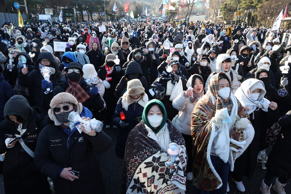 윤석열 구속 등을 촉구하며 트랙터 상경 시위에 나선 전국농민회총연맹 전봉준 투쟁단이 21일 서울 서초구 남태령에서 경찰에 의해 저지된 채 대치하자 시민들이 함께 가세해 22일 오전까지 20시간 이상 집회를 이어오고 있다. (사진=연합뉴스)