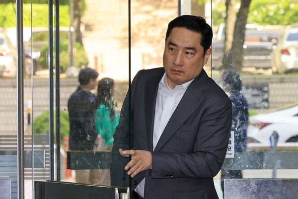  조국혁신당 조국 대표의 딸 조민 씨가 포르쉐 자동차를 탄다고 주장해 명예훼손 혐의로 기소된 강용석 변호사가 올해 4월 23일 오전 서울고등법원에서 열린 2심 선고 공판에 출석하고 있다. (사진=연합뉴스)