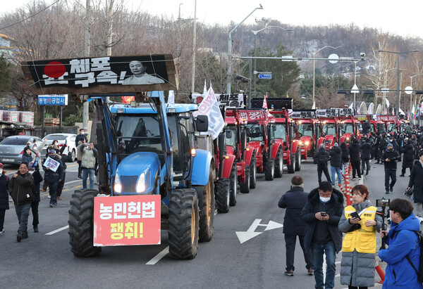22일 오후 서울 남태령에서 열린 '윤석열 체포·구속 농민 행진 보장 촉구 시민대회'에서 트랙터와 시민들이 한남동 대통령 관저 방향으로 행진하고 있다. (사진=연합뉴스)