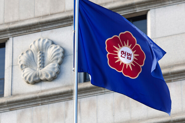 대통령 윤석열 측이 헌법재판소가 보낸 탄핵심판 서류 수령을 거부하고 있는 가운데 23일 헌법재판소가 당사자가 수령하지 않아도 송달 효력이 발생한다는 입장을 밝혔다.  사진은 이날 헌법재판소. (사진=연합뉴스)