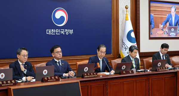  한덕수 대통령 권한대행 국무총리가 24일 정부서울청사에서 열린 국무회의에서 개회 선언을 하며 의사봉을 두드리고 있다. (사진=연합뉴스)