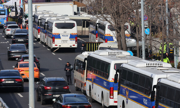윤석열이 공수처의 2차 출석 요구에 불응한 25일 서울 용산구 한남동 관저 앞에서 경찰이 경계 근무를 서고 있다. (사진=연합뉴스)