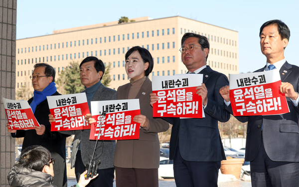  더불어민주당 김승원 법사위 야당 간사를 비롯, 민주당 법사위 소속 의원들이 26일 오전 경기 과천시 고위공직자범죄수사처를 항의 방문하고 있다. 왼쪽부터 이건태, 이성윤, 전현희, 김승원, 박균택 의원. (사진=연합뉴스)