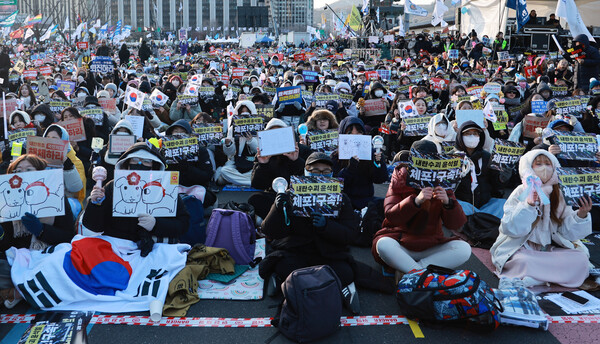  28일 서울 광화문에서 열린 윤석열즉각퇴진·사회대개혁 비상행동 주최 촛불 집회 참석자들이 '윤석열 즉각 체포' 구호를 외치고 있다. (사진=연합뉴스)