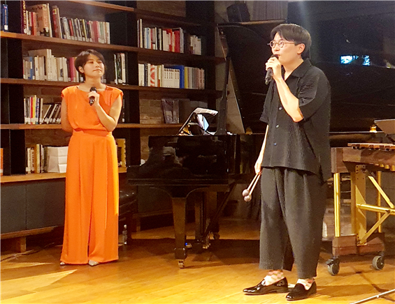 태평양송년음악회에서 연주곡을 설명 중인 이원석 퍼커셔니스트와 정다슬 피아니스트