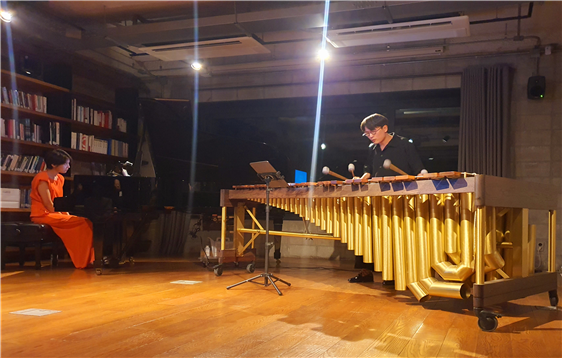 태평양송년음악회에서 정다슬 피아니스트와 이원석 퍼커셔니스트의 열정적인 연주 모습.