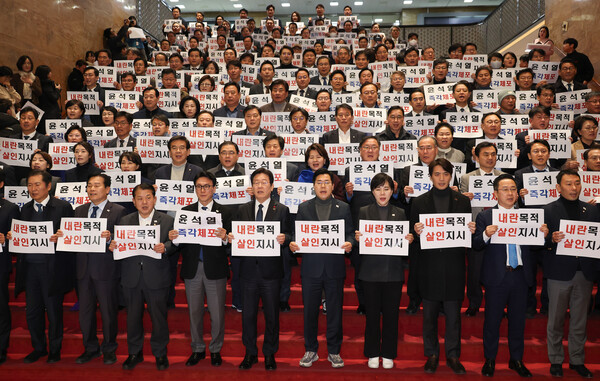 더불어민주당 이재명 대표, 박찬대 원내대표 등 의원들이 27일 국회 본청 계단에서 한덕수 국무총리 탄핵안을 가결한 뒤 윤석열 규탄대회를 열고 있다. 