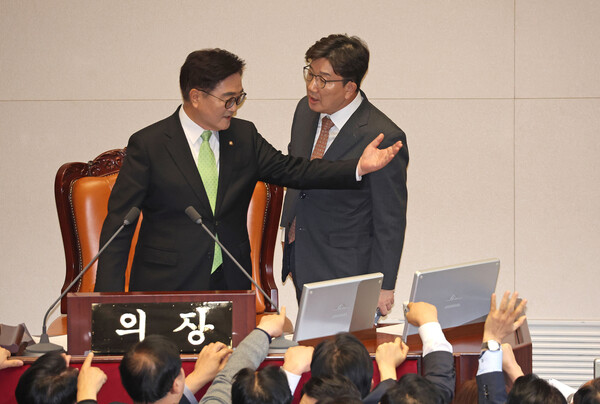 지난 27일 국회 본회의에서 우원식 국회의장이 한덕수 국무총리 탄핵소추안 가결 의결정족수가 재적의원 과반수라고 설명하자 권성동 국민의힘 원내대표가 단상에 올라가 억지성 항의를 하고 있다. (사진=연합뉴스) 
