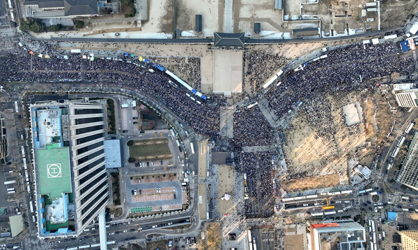 28일 윤석열 즉각 퇴진·사회 대개혁 비상행동'(퇴진행동) 주최로 열린 촛불 집회에 참여한 시민들. 주최측 추산 50만여명이 참여했다. (사진=연합뉴스)