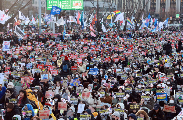 28일 서울 종로구 광화문 앞 차로 일대에서 열린 윤석열즉각퇴진·사회대개혁 비상행동 주최로 열린 촛불 집회에서 참석자들이 '윤석열을 체포하라' '윤석열을 파면하라' '내란동조 국힘을 해체하라'는 구호를 외치고 있다. (사진=연합뉴스)