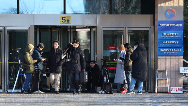 고위공직자범죄수사처가 윤석열에 3차 출석요구한 29일 오전 경기 과천시 정부과천청사 공수처 앞에서 취재진이 대기하고 있다. 윤석열은 이날도 나오지 않았다. (사진=연합뉴스)