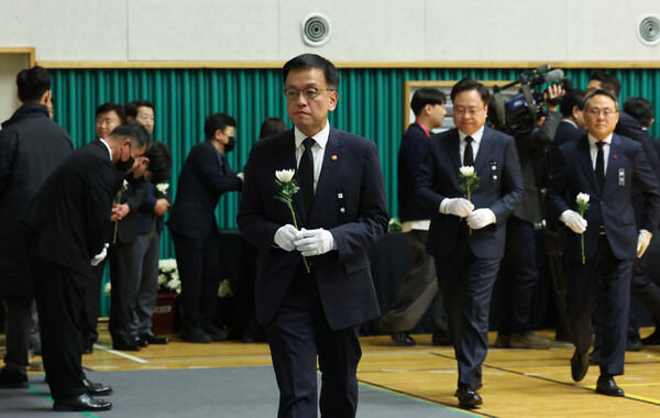 최상목 대통령 권한대행 부총리 겸 기획재정부 장관이 30일 전남 무안 스포츠파크에 마련된 제주항공 여객기 사고 희생자 합동분향소에서 조문하고 있다. (사진=연합뉴스)