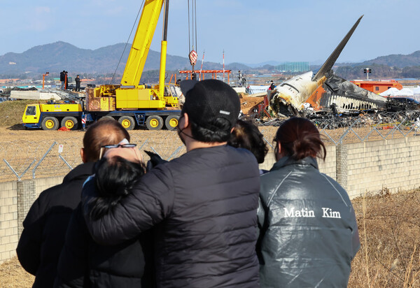 30일 오후 전남 무안군 무안국제공항 제주항공 여객기 참사 현장 인근에서 탑승객 가족이 오열하고 있다.(사진=연합뉴스)