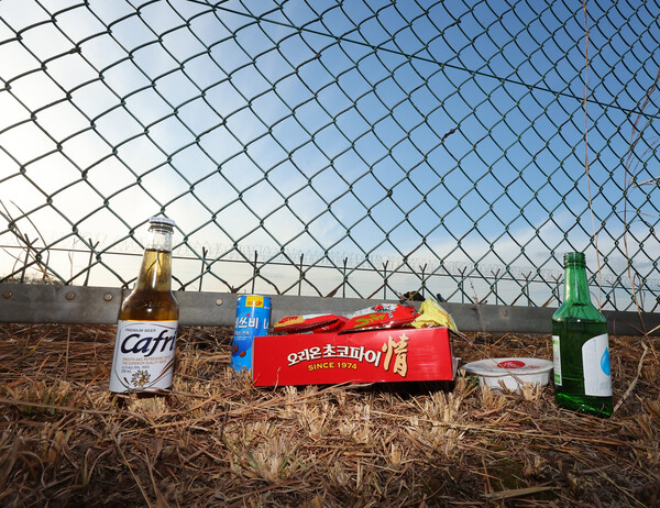 30일 오후 전남 무안군 무안국제공항 제주항공 여객기 참사 현장 울타리 밖에 초코파이와 술이 놓여 있다. (사진=연합뉴스)