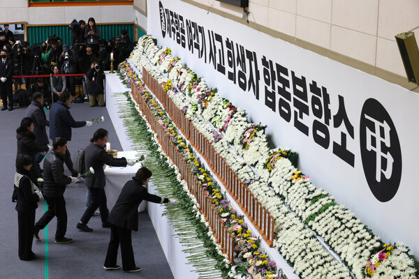 30일 전남 무안군 무안종합스포츠파크에 마련된 제주항공 여객기 사고 합동분향소에서 추모객들이 헌화하고 있다. (사진=연합뉴스)