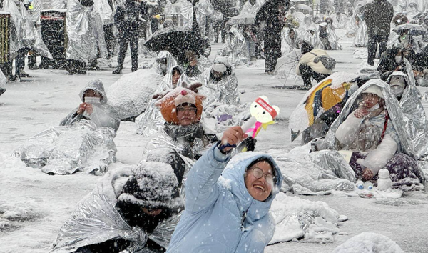   '윤석열 체포' 집회에 참여한 시민들이 5일 새벽 대설주의보속 폭설을 맞으면서도 자리를 지키면서 '윤석열 즉각 체포' 를 촉구하고 있다. (사진=SNS 캡처)     