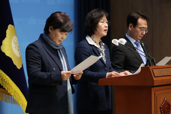 더불어민주당 '윤석열 내란 진상조사단'의 추미애 단장이 5일 오전 국회 소통관에서 기자회견 열고 윤석열에 대한 체포영장 집행 당시 박종준 경호처장의 '발포 명령'이 있었다는 제보 내용를 밝히고 있다. (사진=연합뉴스)