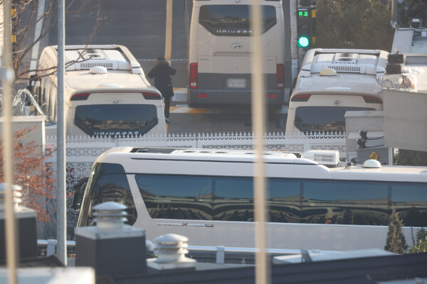  공수처와 경찰 국가수사본부가 참여하는 공조수사본부의 윤석열 2차 체포영장 집행을 앞둔 7일 경호처가 서울 용산구 한남동 관저 정문에 버스를 가로질러 주차시켜 놓는 차벽을 세워두고 있다. (사진=연합뉴스)