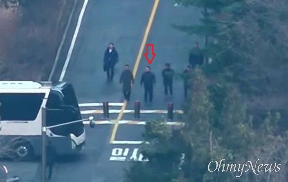 서울 한남동 관저 안에서 윤석열로 추정되는 인물이 오마이뉴스 카메라에 포착됐다. (사진=오마이뉴스캡처) 