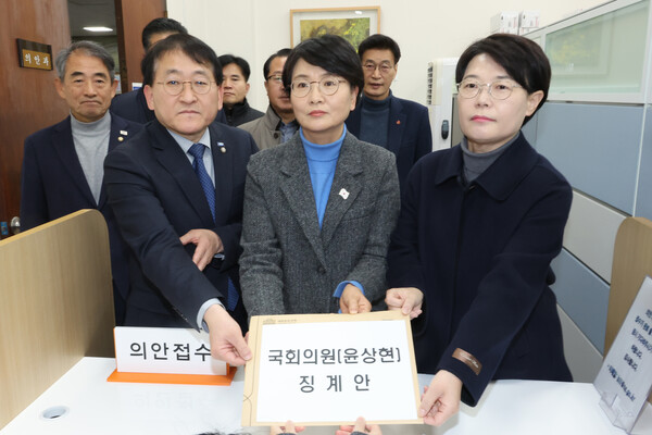더불어민주당 임미애, 조국혁신당 차규근, 진보당 전종덕 의원 등이 6일 오전 서울 여의도 국회 의안과에 국민의힘 윤상현 의원 징계안을 제출하고 있다. (사진=연합뉴스)