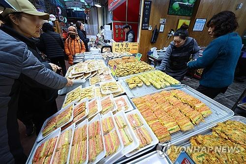 설 앞두고 전통시장에서 장보는 시민들. (사진=연합뉴스)