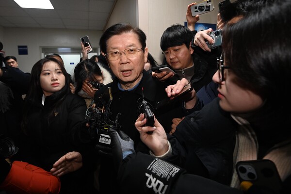 박종준 대통령 경호처장이 10일 오전 서울 서대문구 국가수사본부로 출석하며 취재진의 질문에 답하고 있다. (사진=연합뉴스)