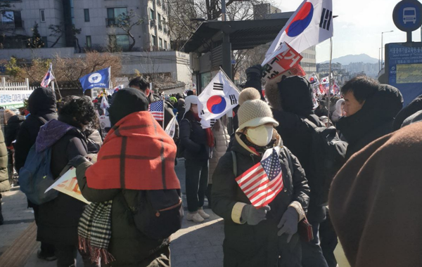 지난 8일 서울 용산구 한남동 관저 인근 한강진역 출구에서 태극기와 성조기를 든 윤석열 지지자.