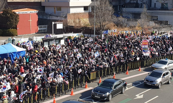 지난8일 서울 용산구 한남동 대통령 관저 인근에서 윤석열 지지자들이 집회를 하고 있다. (사진=연합뉴스)