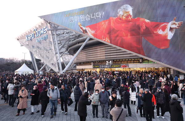 12일 오후 서울 송파구 KSPO돔에서 시민들이 '2024 나훈아 고마웠습니다 - 라스트 콘서트'  관람을 마친 뒤 공연장을 나서고 있다. (사진=연합뉴스)