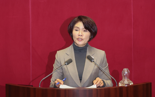 한정애 더불어민주당 의원이 9일 오후 국회 본회의에서 '윤석열 대통령 위헌적 비상계엄 선포 내란혐의 및 제주항공 여객기 참사 진상규명'과 관련한 질의를 하고 있다. (사진=연합뉴스)