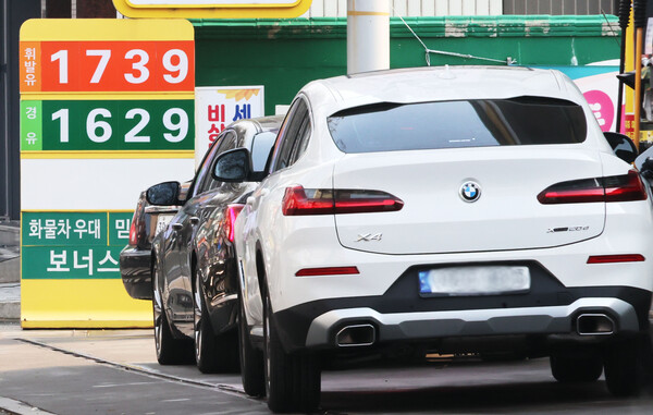 고환율 기조에 국제유가 상승이 겹치며 14일 국내 휘발유 가격이 리터당 1,700원선을 돌파했다. 평균 휘발윳값이 1,700원을 넘긴 건 작년 8월 10일 이후 다섯 달 만이다. (사진=연합뉴스)