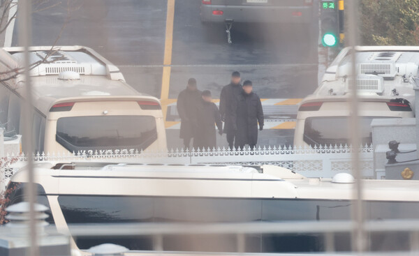  14일 서울 용산구 한남동 대통령 관저 차벽 뒤편에서 경호 관계자들이 이동하고 있다. (사진=연합뉴스)