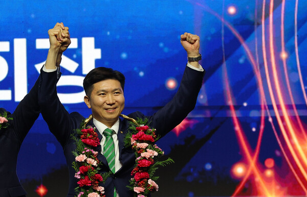 제42대 대한체육회장으로 당선된 유승민이 14일 오후 서울 송파구 올림픽공원 올림픽홀에서 열린 제42대 대한체육회장선거에서 꽃목걸이를 걸고 두 손을 들어보이고 있다. 