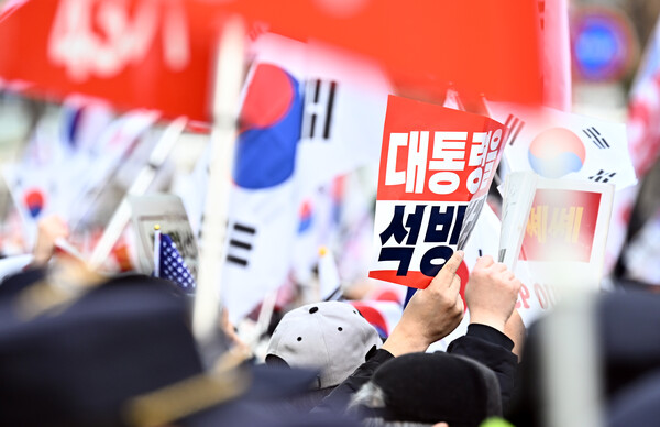 내란 우두머리 혐의로 체포된 윤석열에 대한 구속 전 피의자심문(영장실질심사)이 열린 18일 서울 마포구 서울서부지법 앞에서 윤석열 지지자와 극우보수단체 회원들이 시위하고 있다. (사진=연합뉴스) 