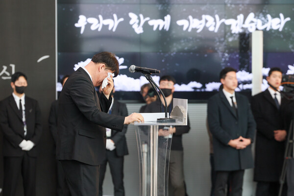 제주항공 사고 21일째인 18일 무안국제공항 2층에서 열린 '12·29 제주항공 여객기 참사 희생자 합동 추모식'에서 박한신 유가족 대표가 눈물을 흘리고 있다. (사진=연합뉴스)