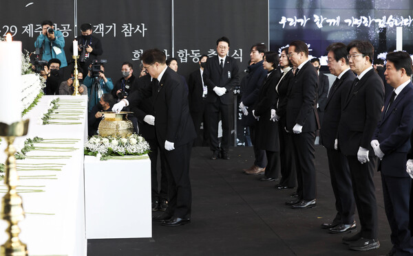 우원식 국회의장과 여야 정치인들이 18일 전남 무안국제공항에서 열린 '12.29 제주항공 여객기 참사 희생자 합동 추모식'에서 분향하고 있다. (사진=연합뉴스)